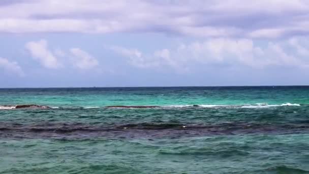 サンゴ礁の海の水をはねかける — ストック動画