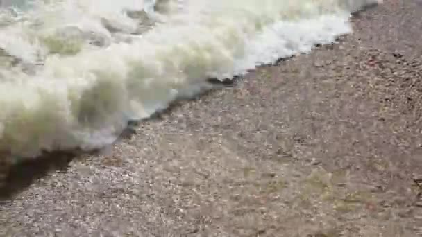 Panning Νερό Shot Κύματα Σπάσιμο — Αρχείο Βίντεο