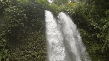 şelale dalış havuzu ortaya çıkarmak için