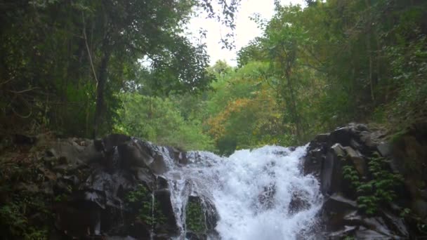 Água Abaixo Uma Cachoeira — Vídeo de Stock