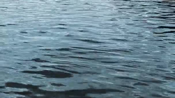 ondulations d'eau avec ciel réfléchi 