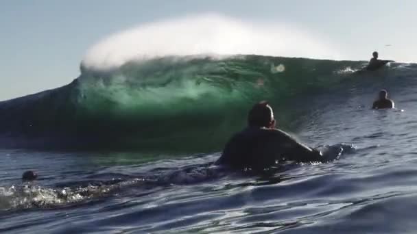 Κύματα Και Surfers Αργή Κίνηση — Αρχείο Βίντεο