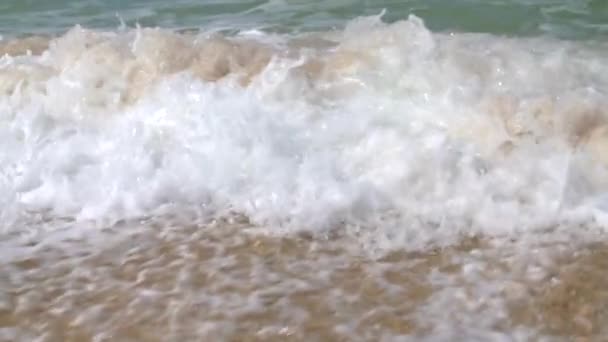 Dalgalar Çökmesini Kumlu Bir Plaj Üzerinde — Stok video