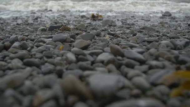 Fal Docierania Przeciwko Kamienistej Plaży — Wideo stockowe