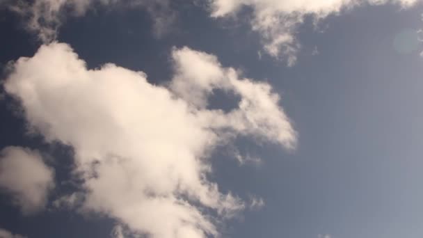 Witte Pluizige Wolken Blauwe Hemel — Stockvideo