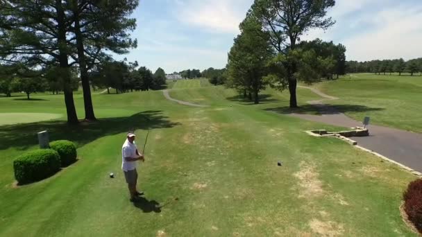 Golfspelare Drivande Bollen Ner Fairway — Stockvideo