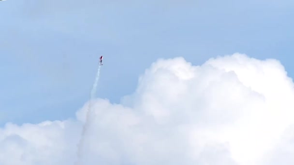 Flugzeug Steigt Und Sinkt Einem Wolkenverhangenen Blauen Himmel Stockvideo