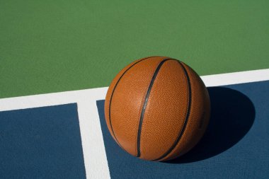 Renkli açık sahada - deri basketbol, basketbol için büyük arka plan olayla ilgili.