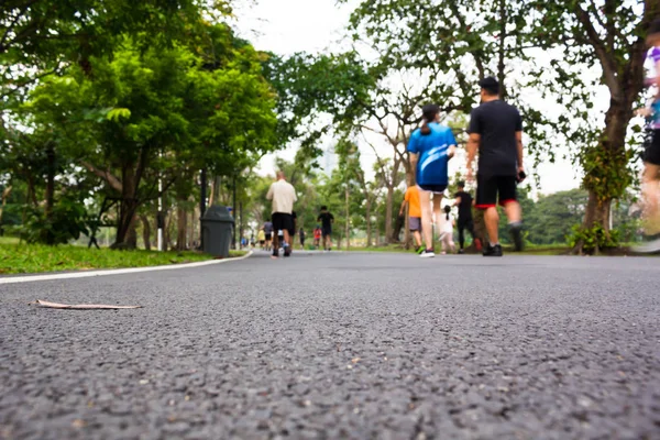 公共の公園の背景がぼやけ — ストック写真