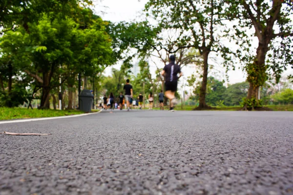 公共の公園の背景がぼやけ — ストック写真