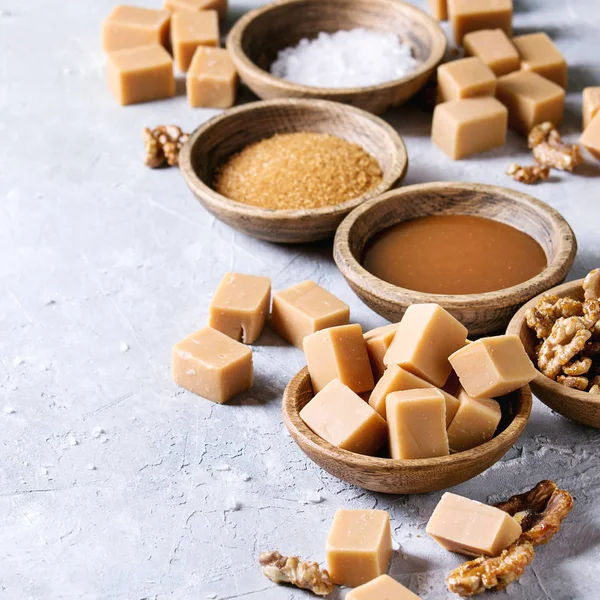 Gezouten Caramel Fudge Snoep Geserveerd Met Fleur Sel Karamel Saus — Stockfoto