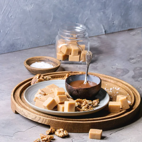 Gesalzene Karamell Fudge Bonbons Serviert Auf Holzbrett Mit Fleur Sel — Stockfoto