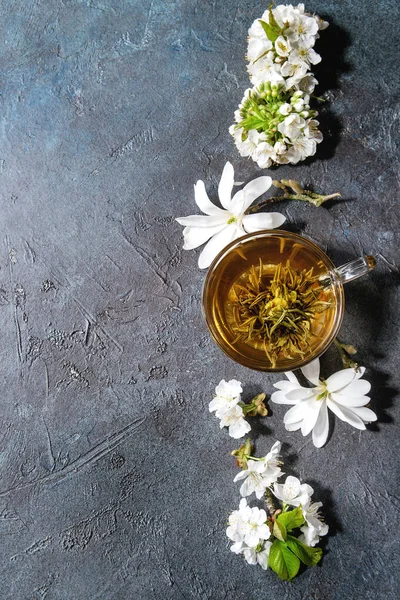 Glas Kopp Grönt Med Våren Blommor Vit Magnolia Och Körsbär — Stockfoto