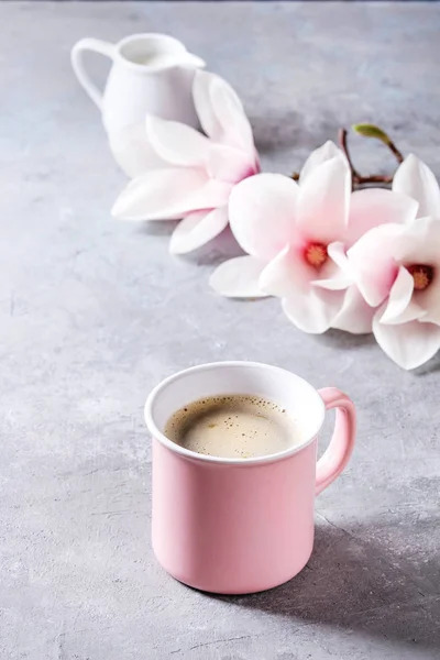 Caneca Rosa Café Expresso Preto Com Flores Primavera Magnólia Ramos — Fotografia de Stock