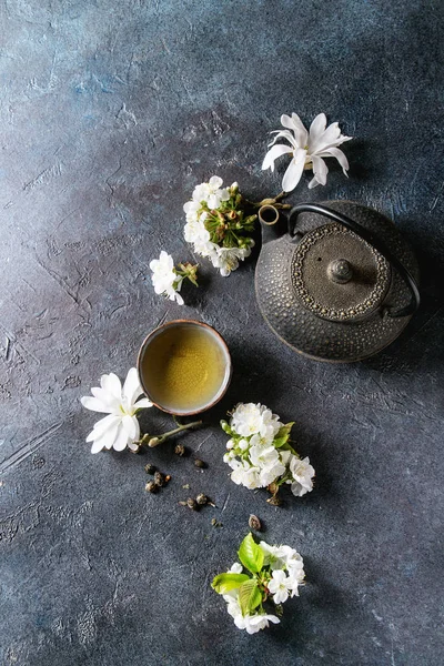 Tasse Traditionnelle Céramique Thé Vert Chaud Avec Théière Fer Noir — Photo