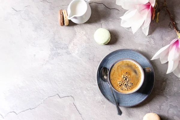 Cangkir Biru Kopi Espresso Hitam Dengan Makaroni Hidangan Penutup Prancis — Stok Foto