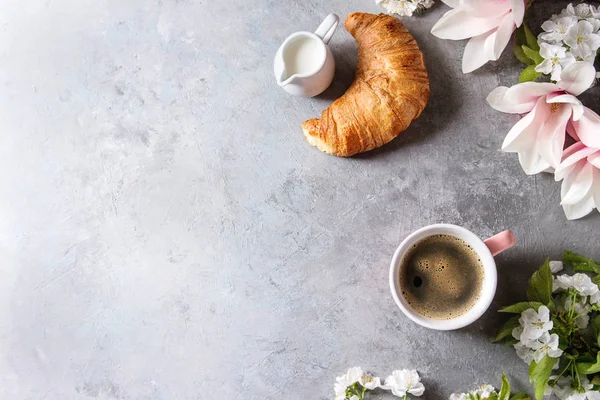 Mug Merah Muda Kopi Espresso Hitam Croissant Perancis Krim Dan — Stok Foto