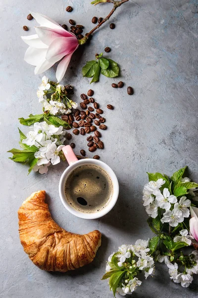 Mug Merah Muda Kopi Espresso Hitam Croissant Perancis Krim Dan — Stok Foto