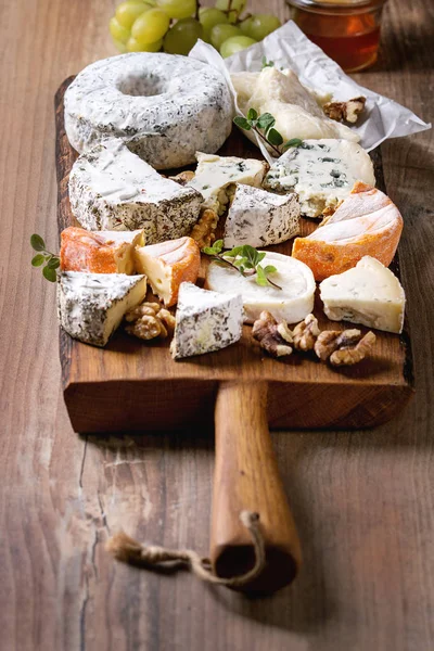 Piatto Formaggio Assortimento Formaggio Francese Servito Con Miele Noci Pane — Foto Stock