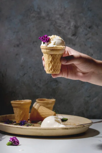 Kinderhand Hausgemachtes Vanilleeis Kleiner Waffeltasse Mit Lila Essbaren Blüten Und — Stockfoto