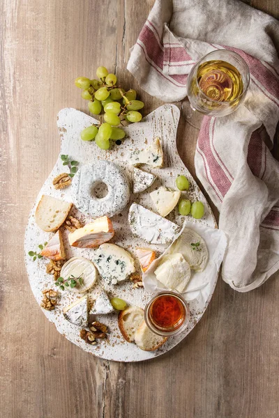 Ost Tallrik Sortiment Franska Ost Serveras Med Honung Valnötter Bröd — Stockfoto