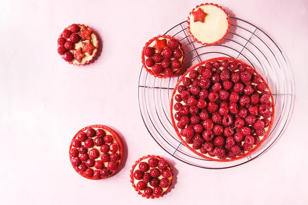 라즈베리 Shortbread의 타르트 Tartlets 커스터드와 신선한 라스베리 파스텔 냉각에 평면도 — 스톡 사진