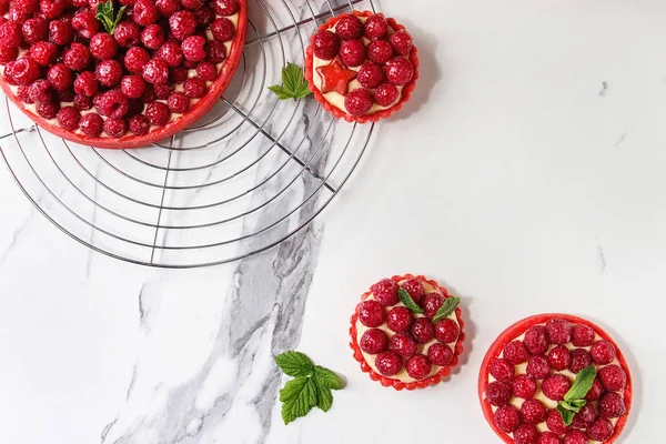 Разнообразие Красных Малиновых Пирожных Тарталетки Лимонным Заварным Кремом Свежей Малиной — стоковое фото