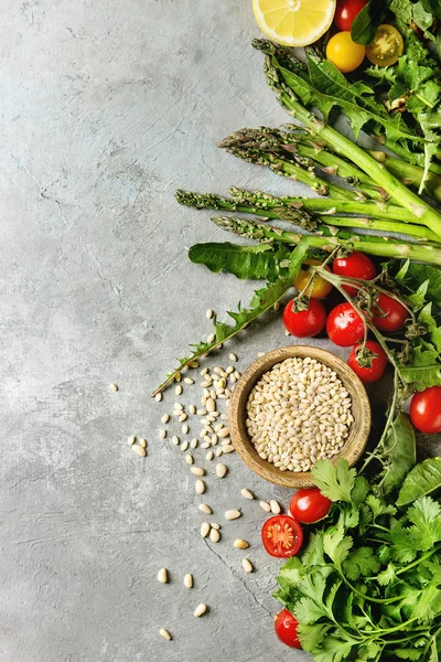 Variedade Vegetariano Saudável Comer Ingredientes Alimentares Espargos Verdes Ervas Tomates — Fotografia de Stock