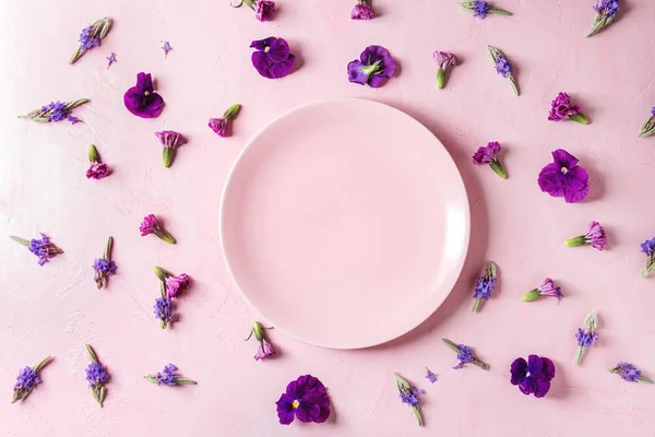 Вареники Фиолетовых Съедобных Цветов Украшения Блюд Пустой Керамической Тарелкой Розовом — стоковое фото