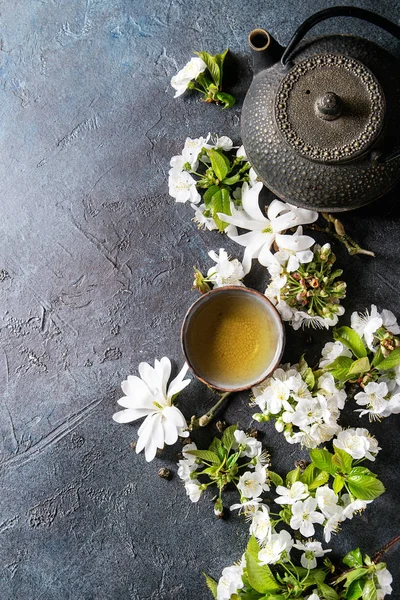Traditional Ceramic Cup Hot Green Tea Black Iron Teapot Spring — Stock Photo, Image