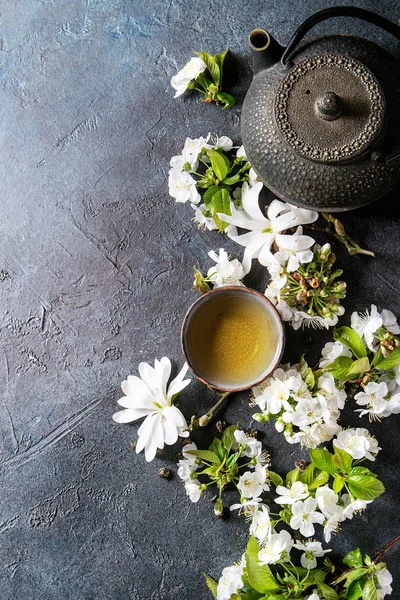 Tasse Traditionnelle Céramique Thé Vert Chaud Avec Théière Fer Noir — Photo