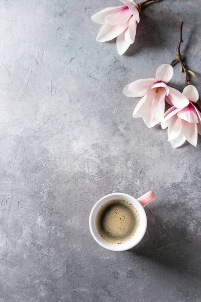 Ροζ Κούπα Του Καφέ Espresso Μαύρο Και Της Άνοιξης Λουλούδια — Φωτογραφία Αρχείου