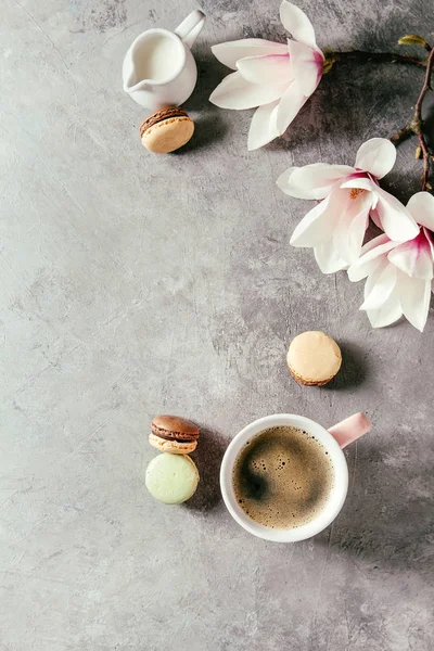 Tazza Rosa Caffè Espresso Nero Macaron Dessert Francesi Crema Fiori — Foto Stock