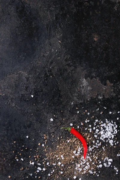 Polvo Pimienta Negra Molida Chile Rojo Picante Sal Marina Sobre — Foto de Stock