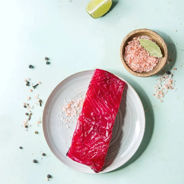 Piece Beetroot Marinated Salted Salmon Pink Salt Pepper Lime Served — Stock Photo, Image