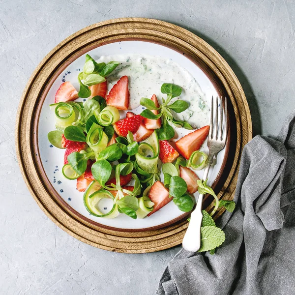 Salată Vară Vară Căpșuni Castraveți Salată Verde Câmp Sos Mentă — Fotografie, imagine de stoc