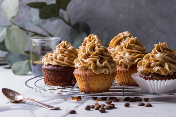 Świeżo Pieczone Domowe Babeczki Buttercream Kawy Karmelu Stojąc Stojaku Eukaliptusa — Zdjęcie stockowe