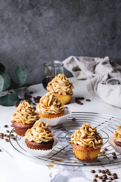 Cupcakes Caseiros Frescos Assados Com Creme Café Caramelo Rack Resfriamento — Fotografia de Stock