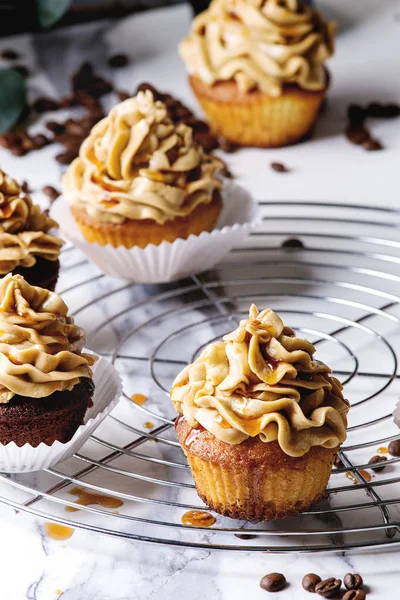 Świeżo Pieczone Domowe Babeczki Buttercream Kawy Karmelu Stojąc Stojaku Eukaliptusa — Zdjęcie stockowe