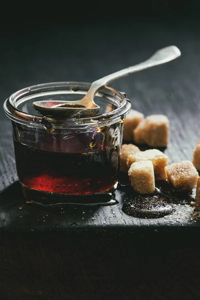 Caramelo Açúcar Mascavo Transparente Líquido Caseiro Frasco Vidro Sobre Placa — Fotografia de Stock
