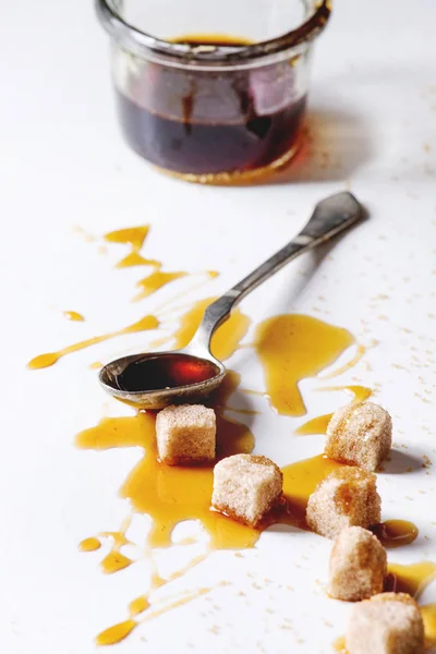 Hausgemachtes Flüssiges Transparentes Braunes Zuckerkaramell Glas Mit Löffel Und Zuckerrohrwürfeln — Stockfoto
