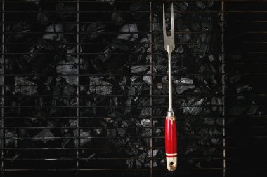 Barbekü ızgara raf üzerinde kömür Vintage barbekü çatalı. Üstten görünüm alanı. Barbekü kavramı