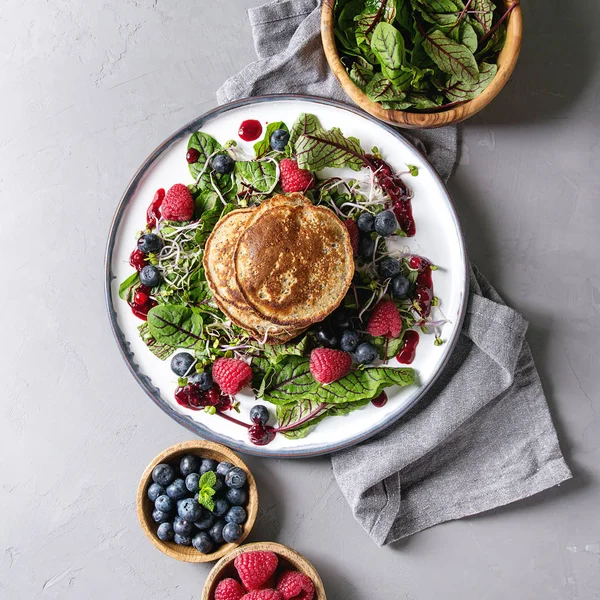 Vegane Kichererbsen Pfannkuchen Serviert Teller Mit Grünem Salat Junge Rote — Stockfoto