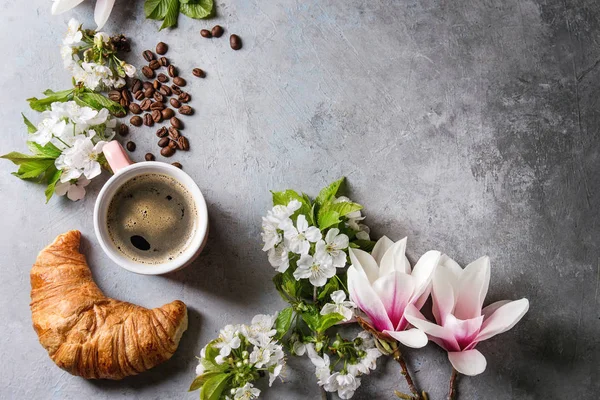 Pink Mok Zwart Espresso Koffie Franse Croissant Room Lente Bloemen — Stockfoto