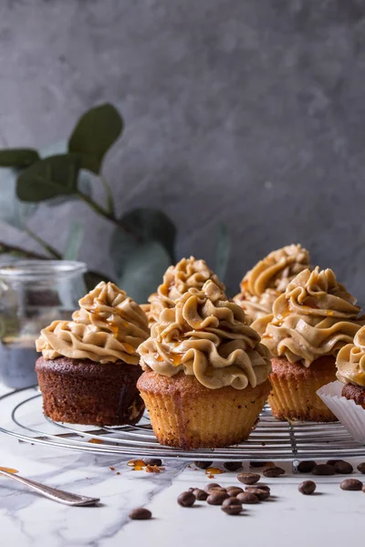 Cupcakes Caseiros Frescos Assados Com Creme Café Caramelo Rack Resfriamento — Fotografia de Stock