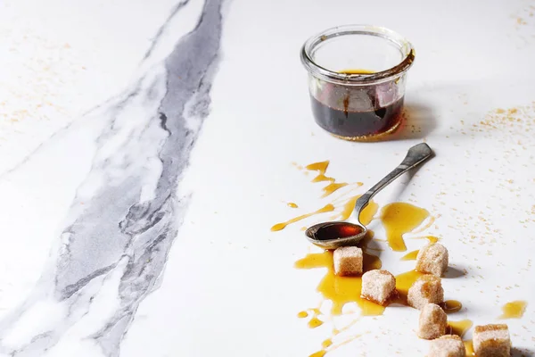 Hausgemachtes Flüssiges Transparentes Braunes Zuckerkaramell Glas Mit Löffel Und Zuckerrohrwürfeln — Stockfoto