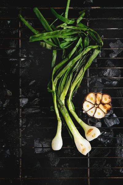 Legumes Grelhados Cebolinha Alho Churrasco Grelha Rack Sobre Carvão Vegetal — Fotografia de Stock