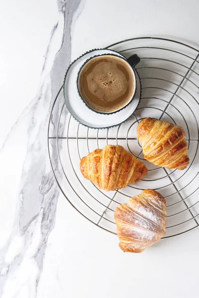 Croissant Caseiro Com Açúcar Rack Refrigeração Com Xícara Café Sobre — Fotografia de Stock
