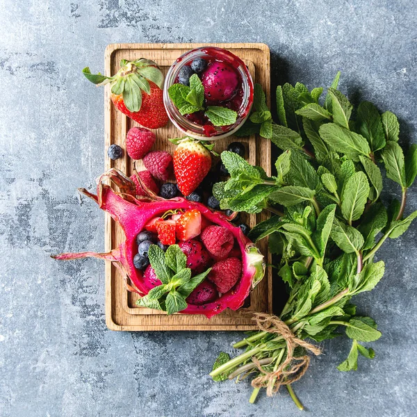 Vegan Σαλάτα Μούρα Και Μέντα Σερβίρεται Ροζ Δράκος Φρούτα Υλικά — Φωτογραφία Αρχείου