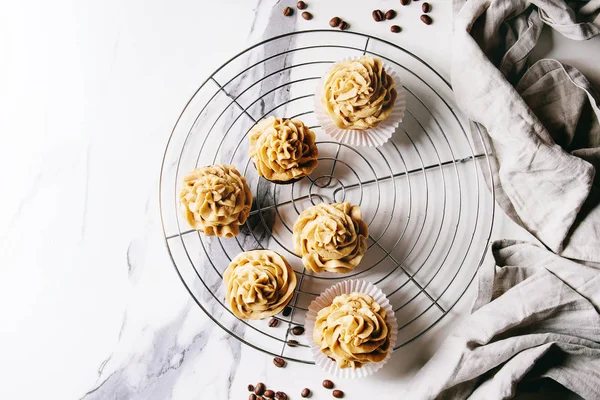 Cupcakes Caseiros Frescos Assados Com Creme Manteiga Café Rack Resfriamento — Fotografia de Stock